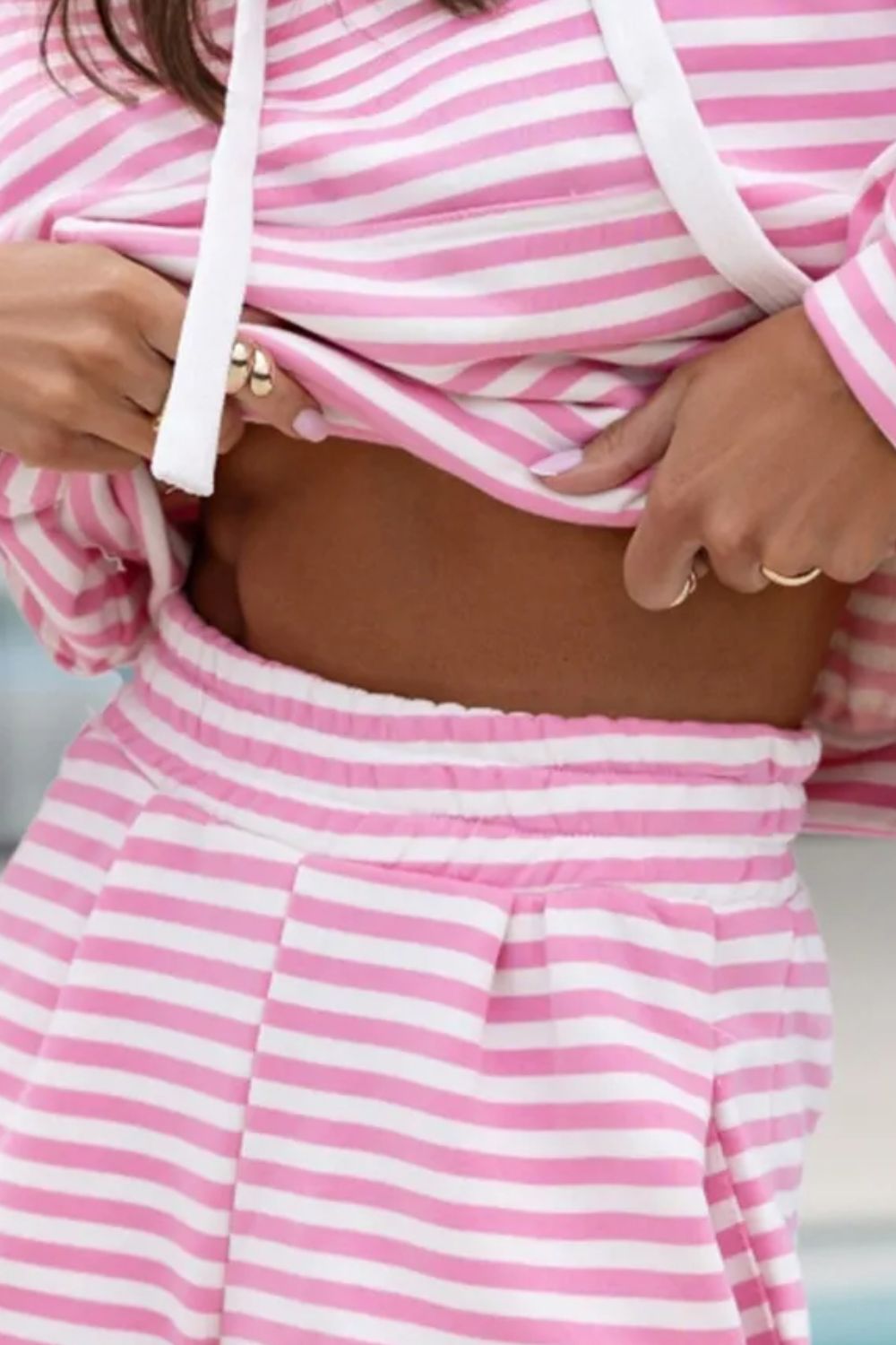 Ensemble haut à capuche et short rayé avec cordon de serrage