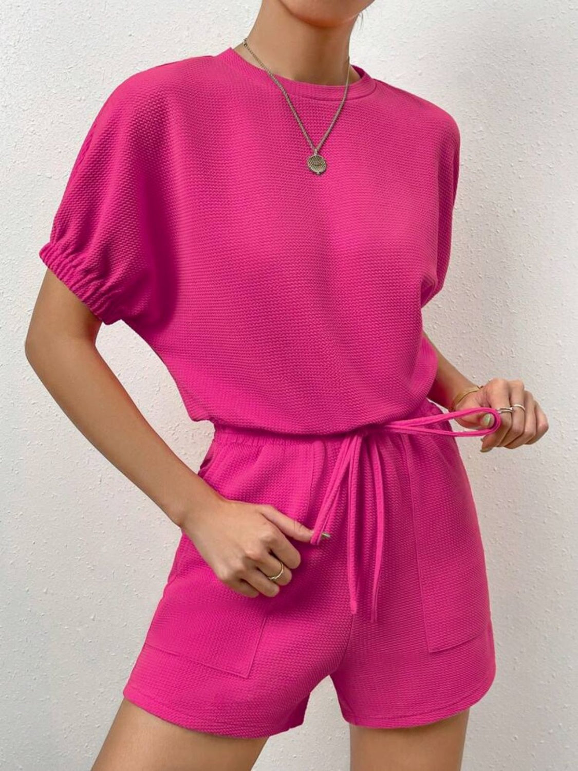 Ensemble de détente composé d'un t-shirt col rond en tricot gaufré et d'un short à poches
