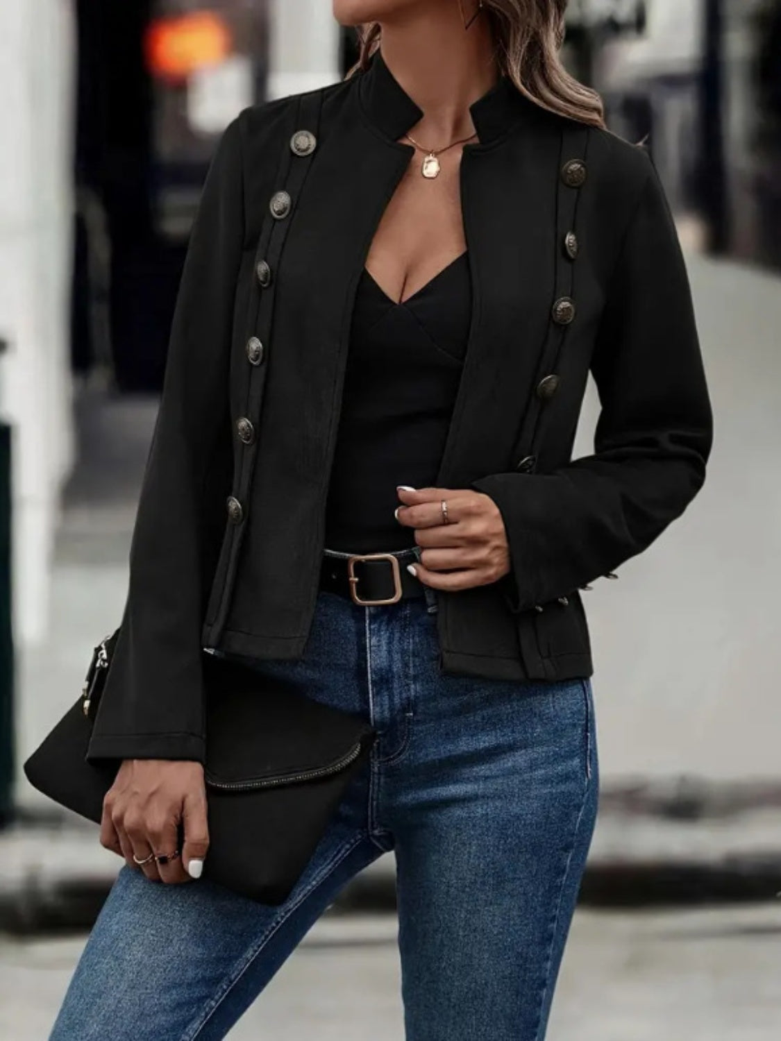 Veste à manches longues avec boutons décoratifs et ouverture sur le devant