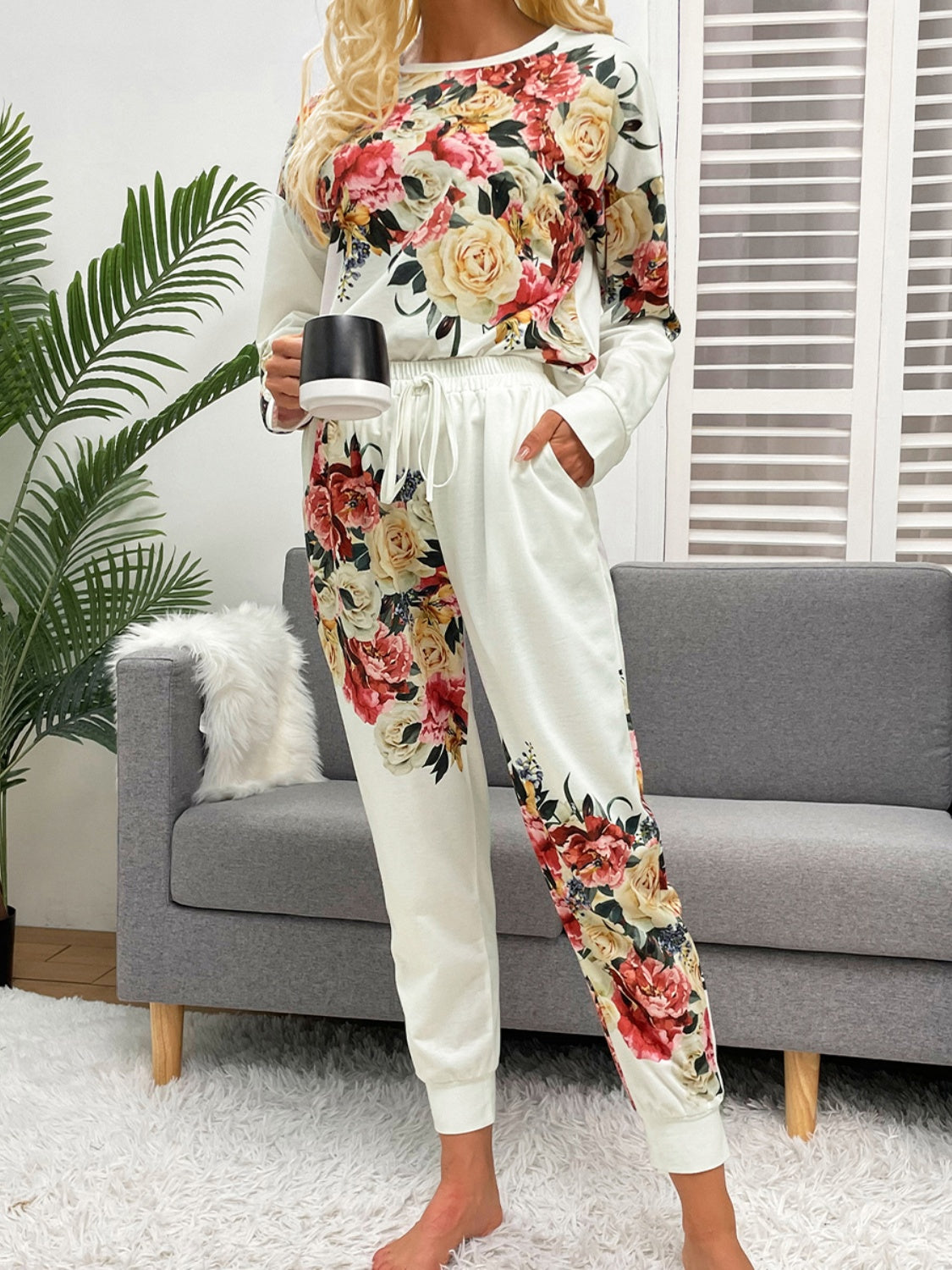 Ensemble de détente haut et pantalon à col rond imprimé brillant
