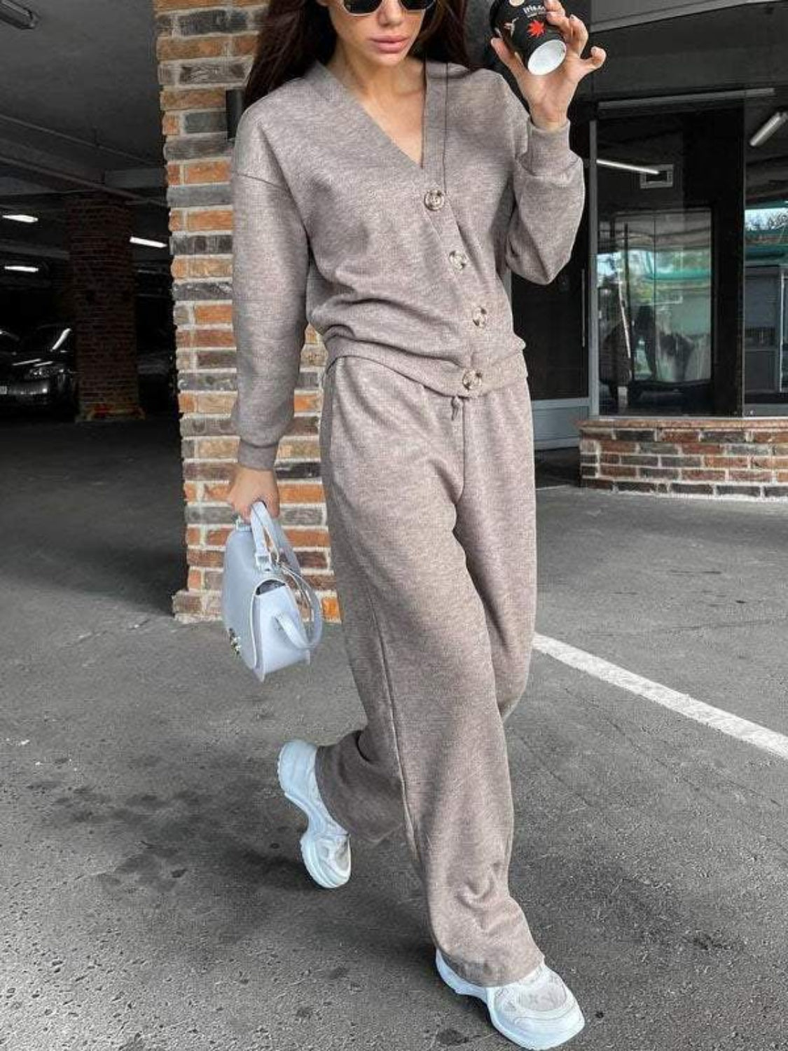 Ensemble haut à manches longues et pantalon boutonnés pleine grandeur
