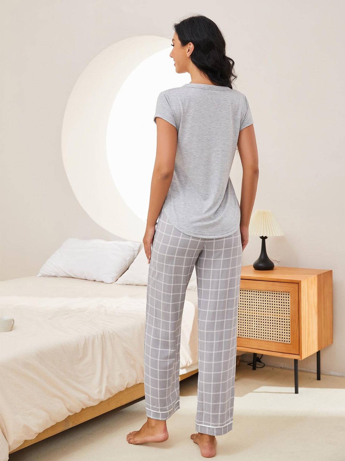 Ensemble de détente haut à manches courtes et pantalon à col en V