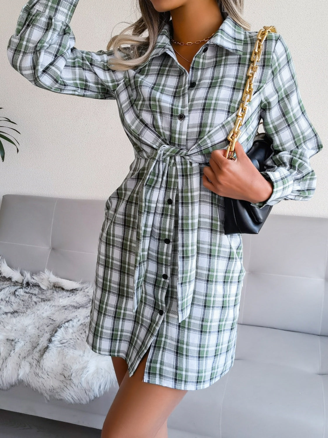 Robe chemise courte à carreaux et manches longues