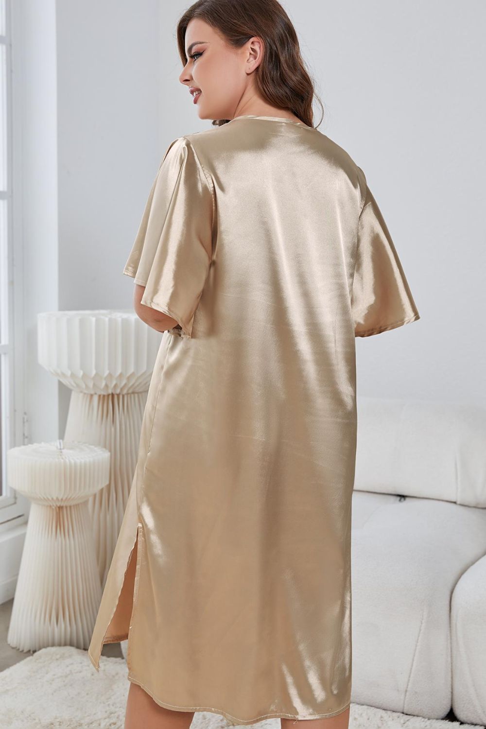 Chemise de nuit grande taille à manches flottantes, col en V et fente latérale