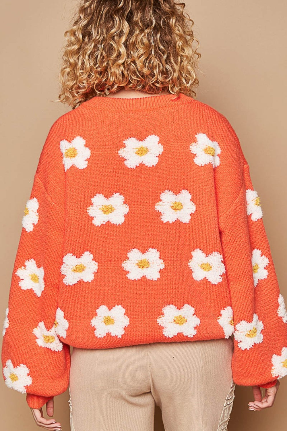 Pull à épaules tombantes et motif marguerites POL