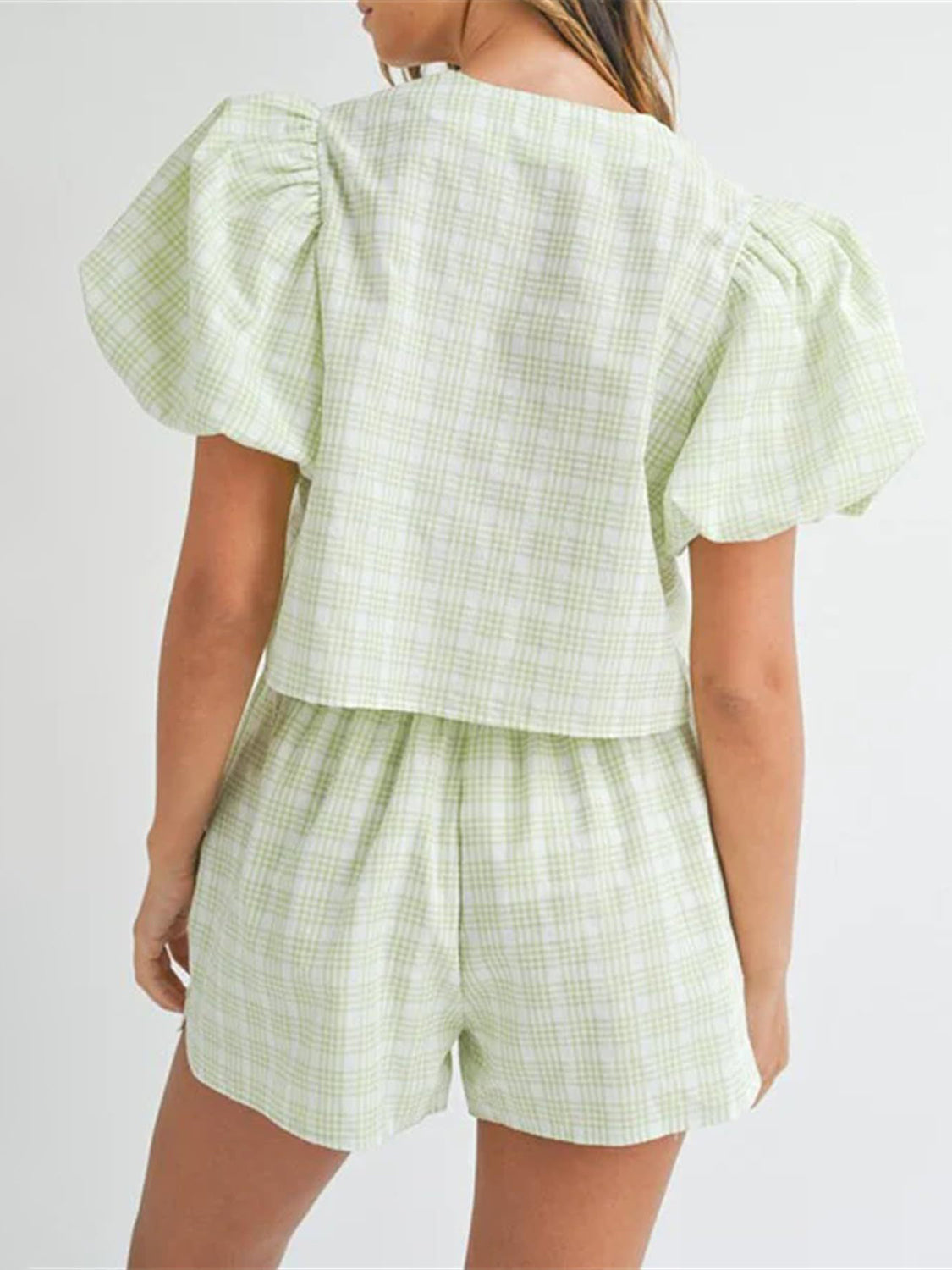 Ensemble haut à manches bouffantes et short à col en V