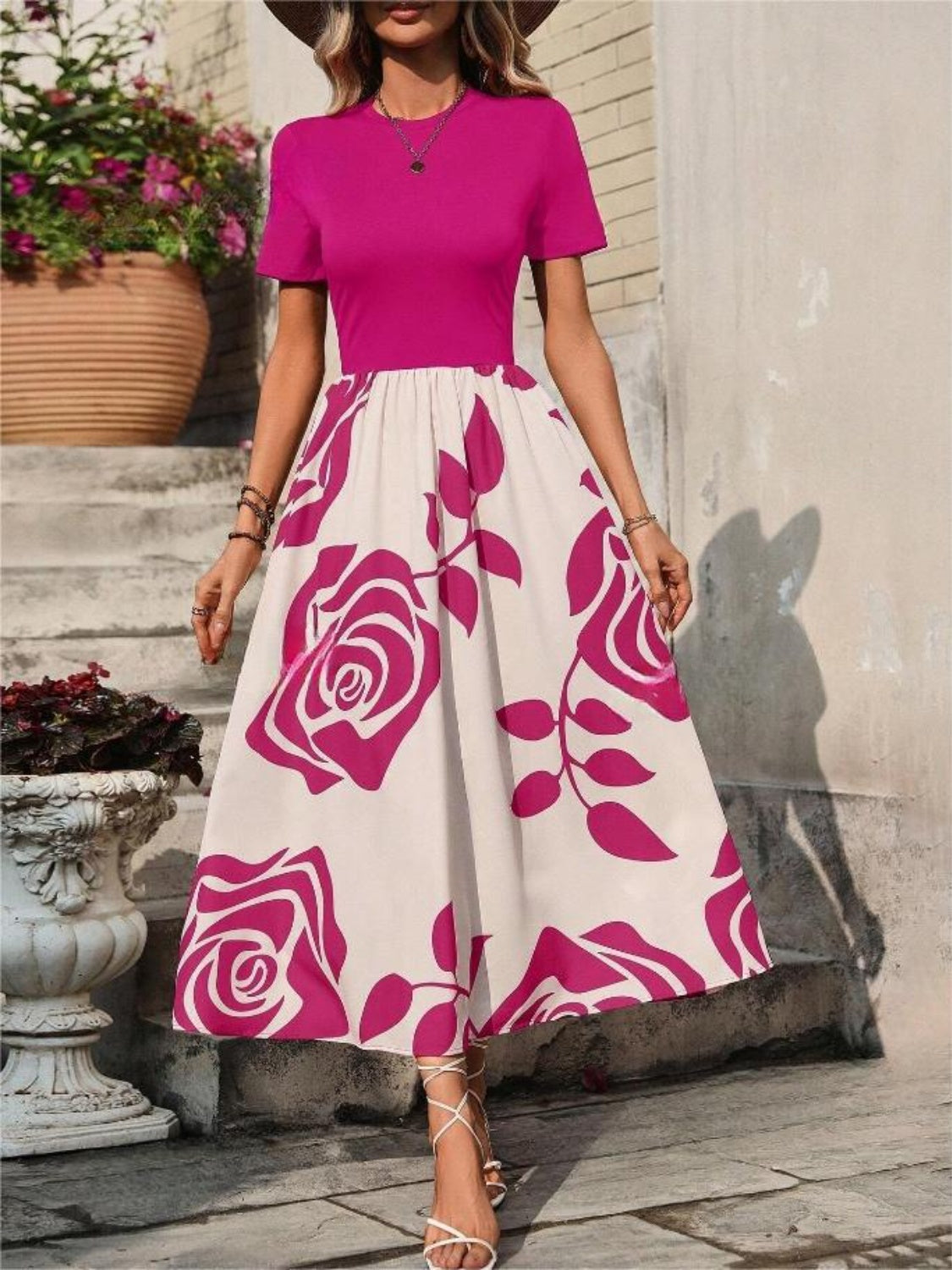 Robe à manches courtes et col rond imprimé roses