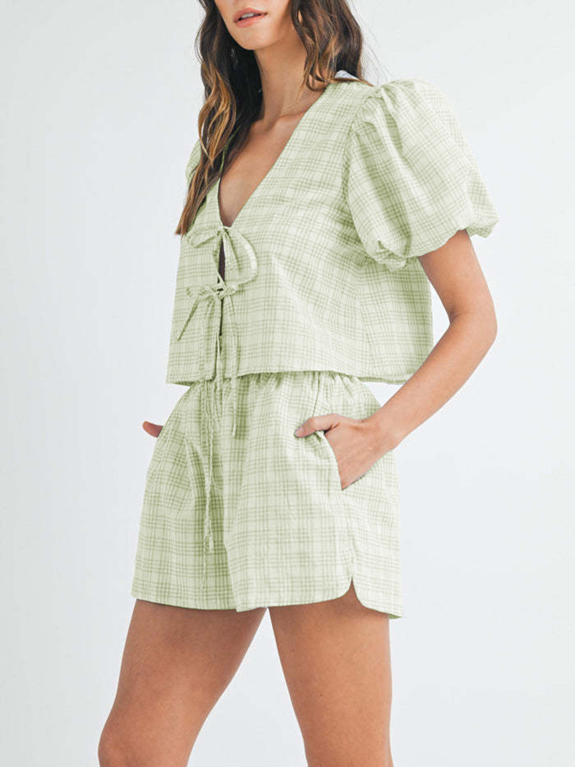 Ensemble haut à manches bouffantes et short à col en V