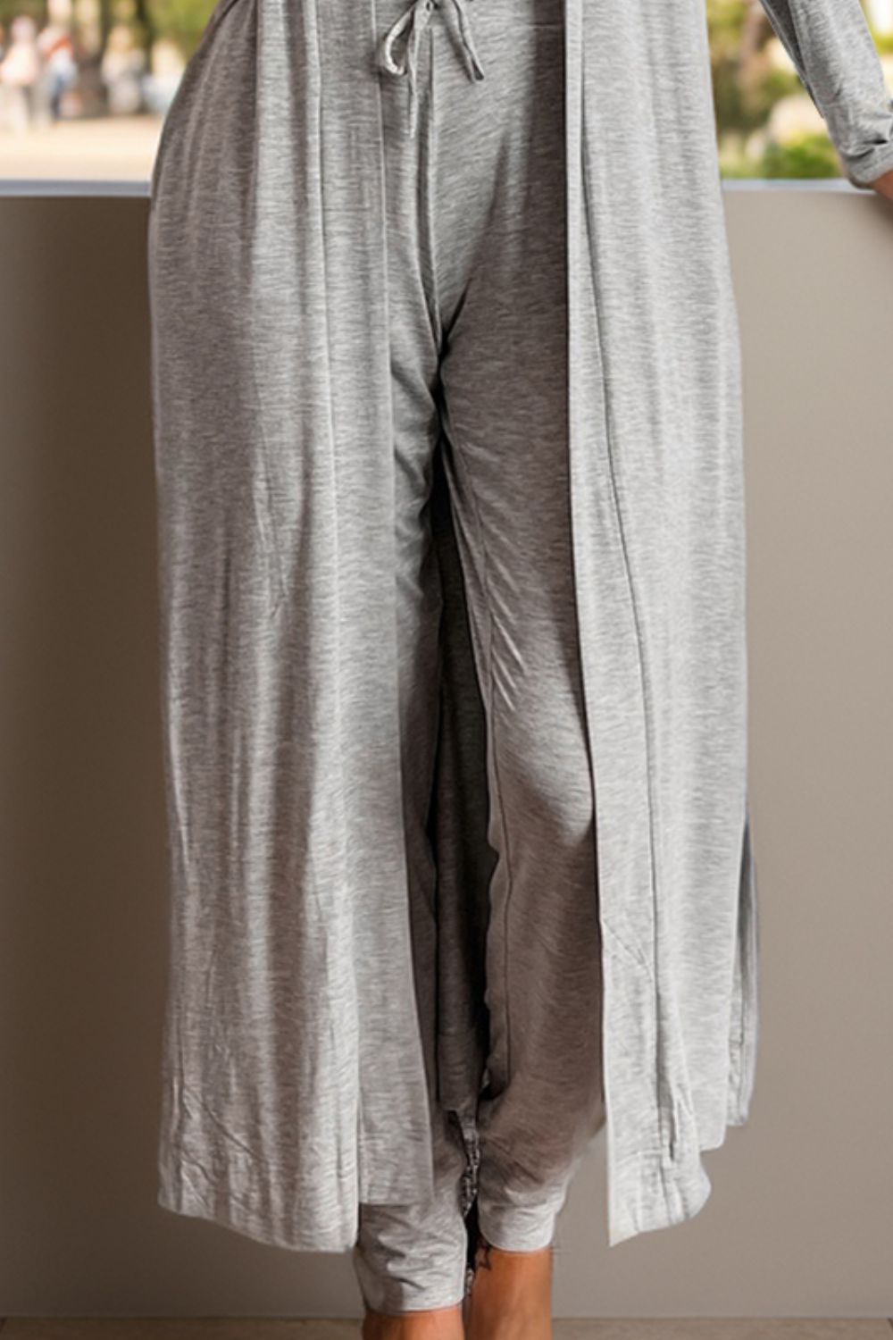 Ensemble de détente ouvert sur le devant avec cardigan à manches longues et pantalon