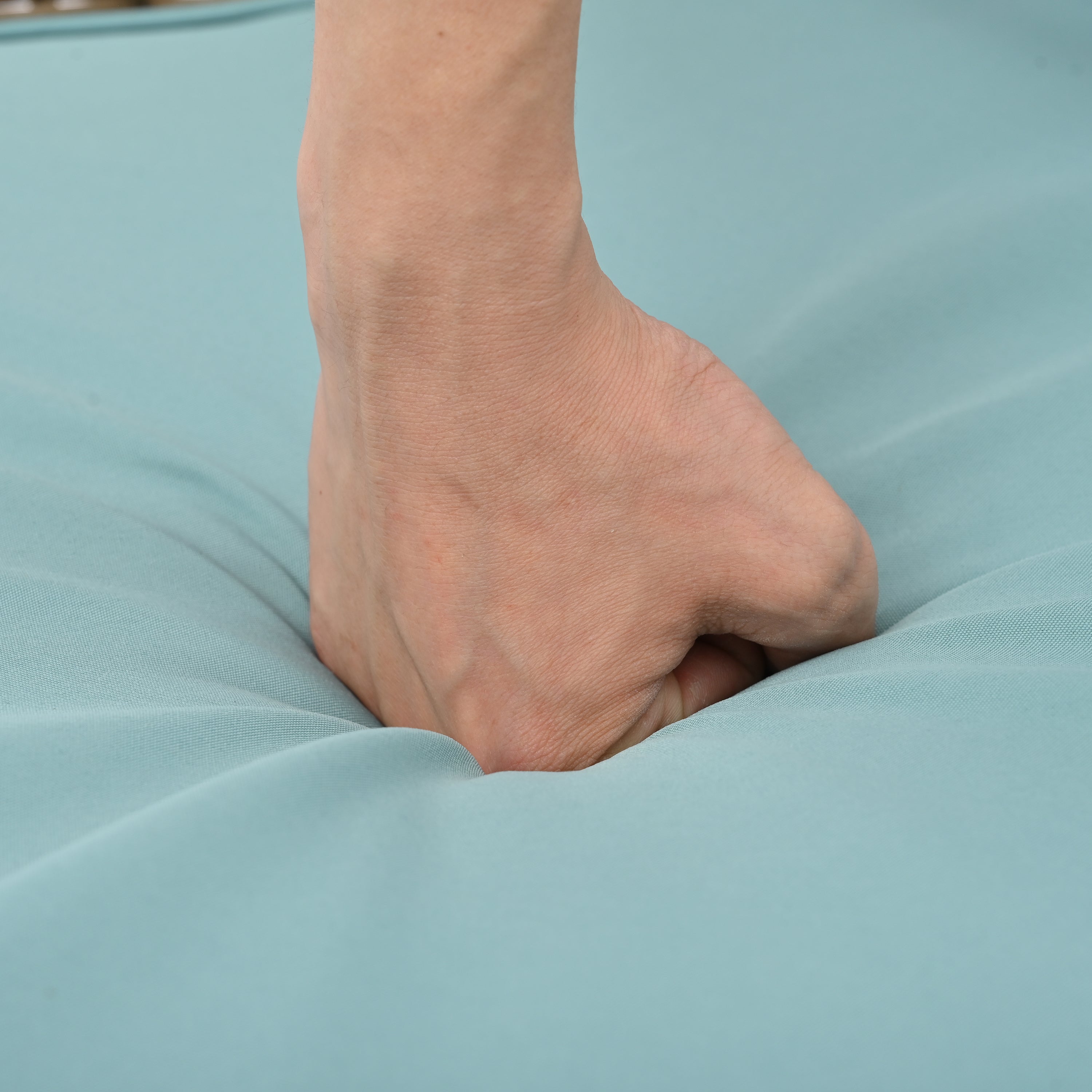 Mobilier de jardin, mobilier d'extérieur, mobilier saisonnier en osier PE, ensemble de quatre meubles en osier avec table en métal noir