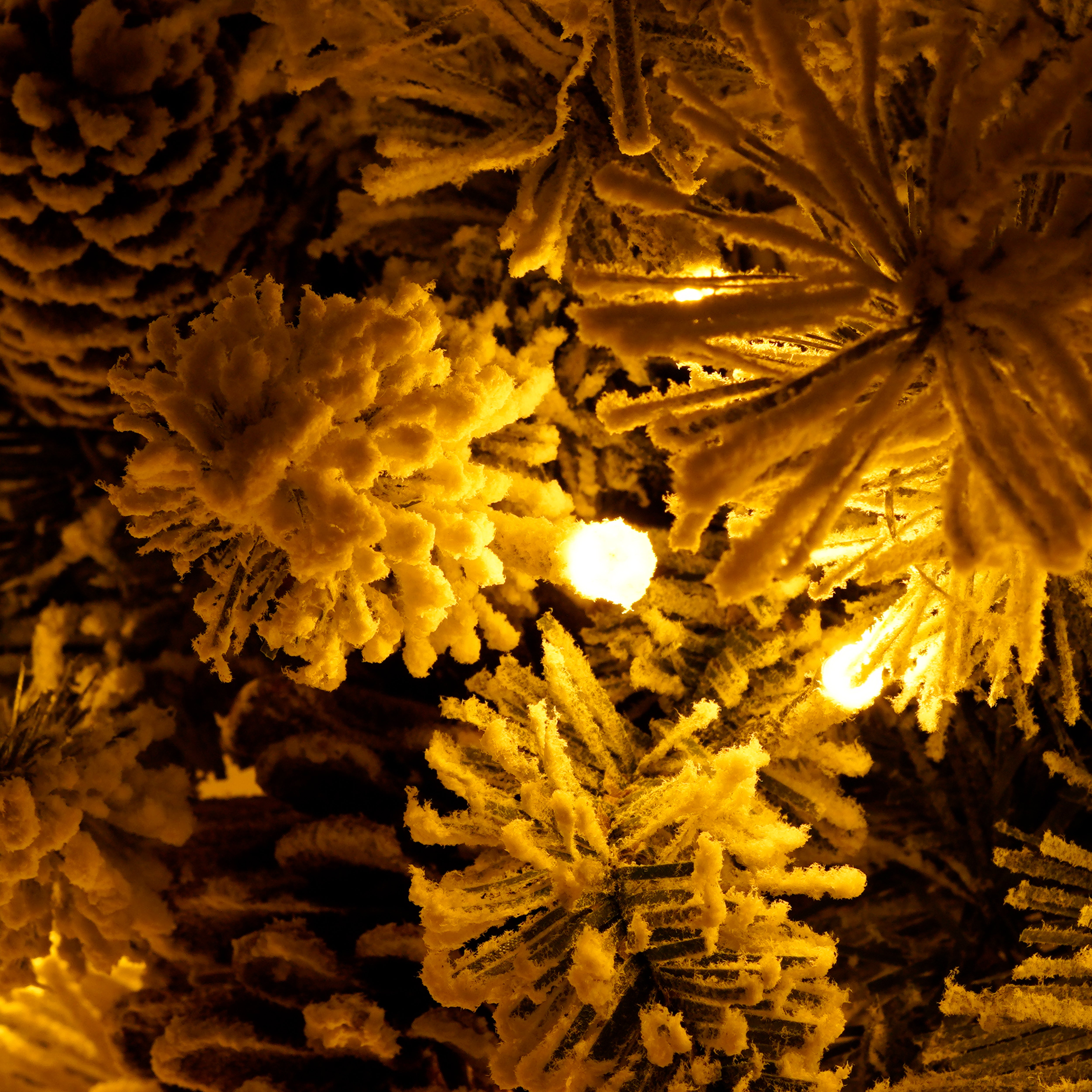 Un ensemble de 4 sapins de Noël artificiels, comprenant des guirlandes de fleurs, des guirlandes de fleurs et 2 arbres d'entrée, avec lumières LED