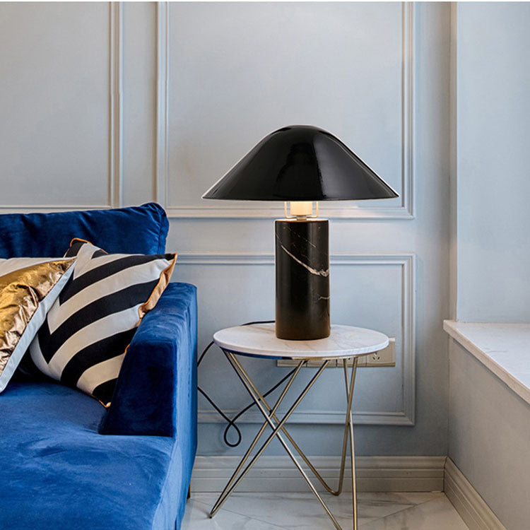 Lampe de table champignon en marbre, design nordique moderne et minimaliste, idéale pour un salon, une table de chevet, un bureau ou une créativité personnalisée.
