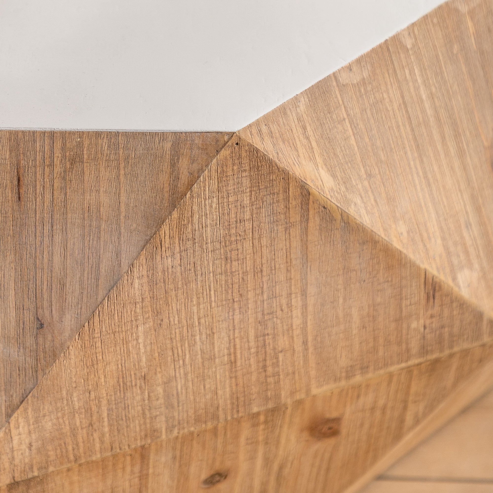 Table basse de style rétro américain à motif tridimensionnel en relief de 96 cm, plateau blanc