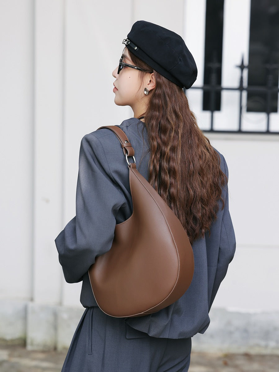 Sac à bandoulière simple en cuir véritable pour femme, sac de niche en forme de croissant, sac fourre-tout à bandoulière polyvalent et tendance