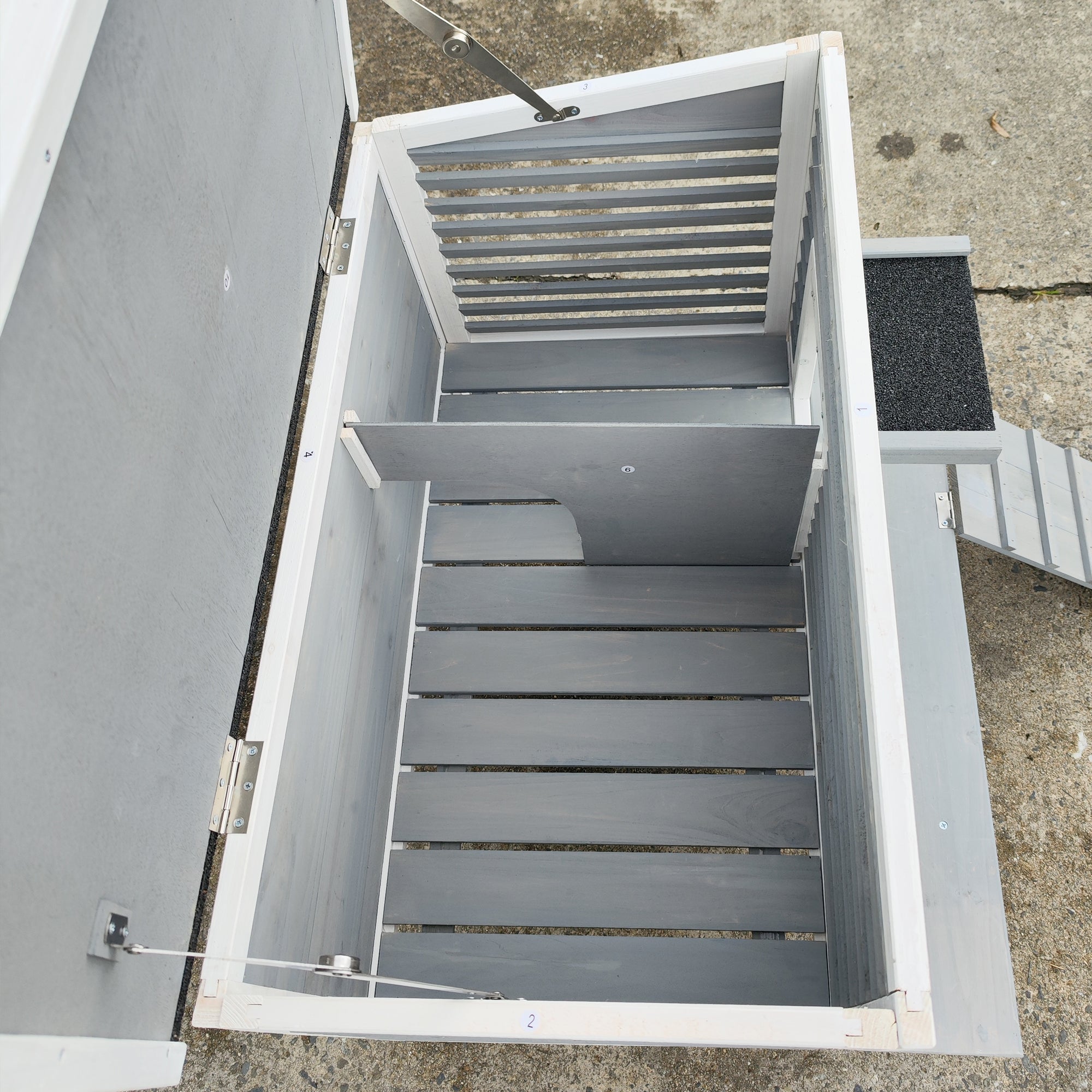 Niche d'extérieur respirante pour chats sauvages, abri pour chats sauvages avec porte de secours et terrasse