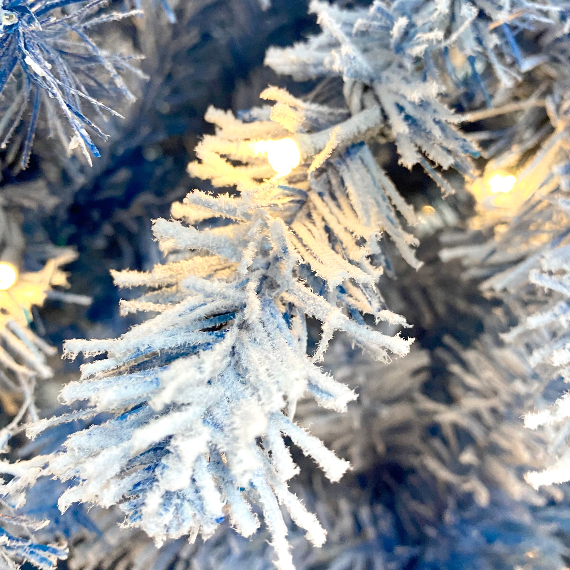 Sapin de Noël artificiel pré-allumé de 6 pieds avec chaîne à charnière, flocon de neige de sapin de Noël floqué avec 750 branches de Noël