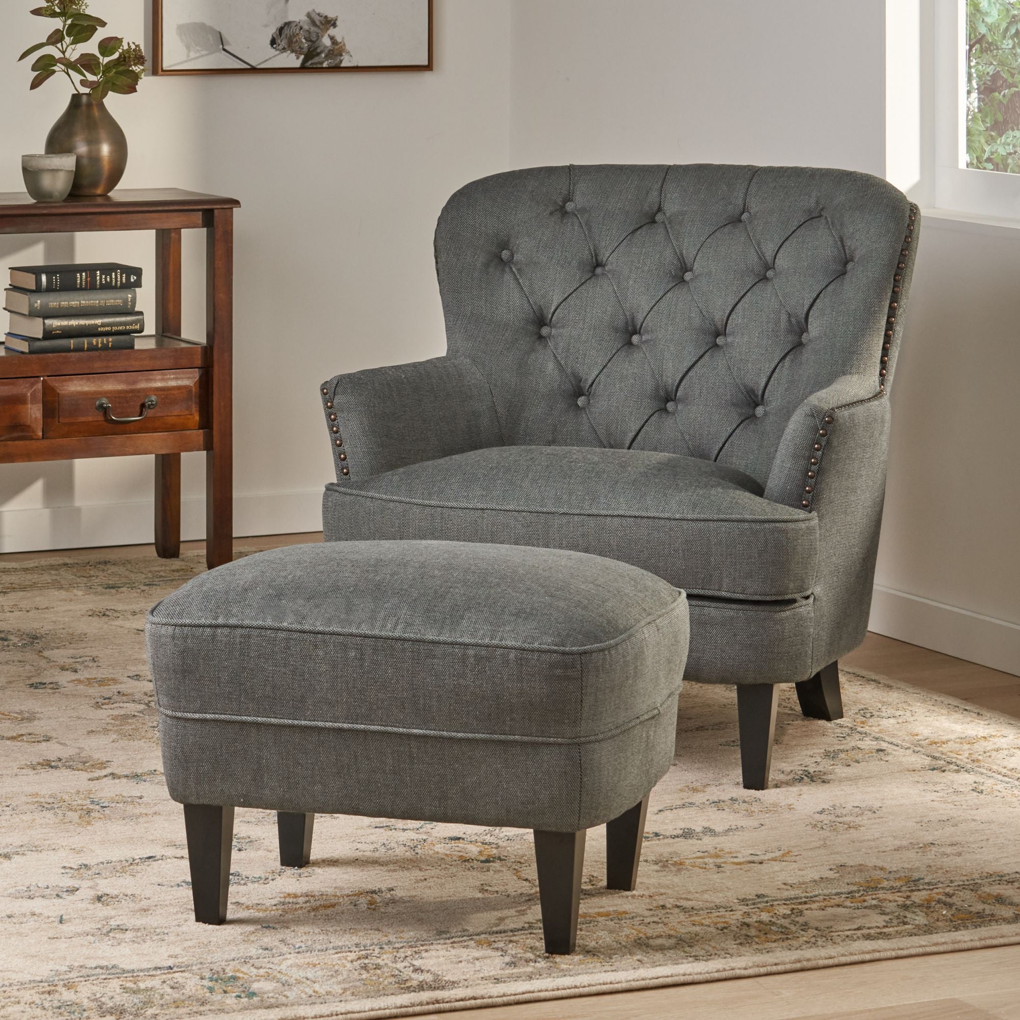 Ensemble de fauteuil club et ottoman en tissu gris moderne, fauteuil rembourré élégant, associé à un style ottoman