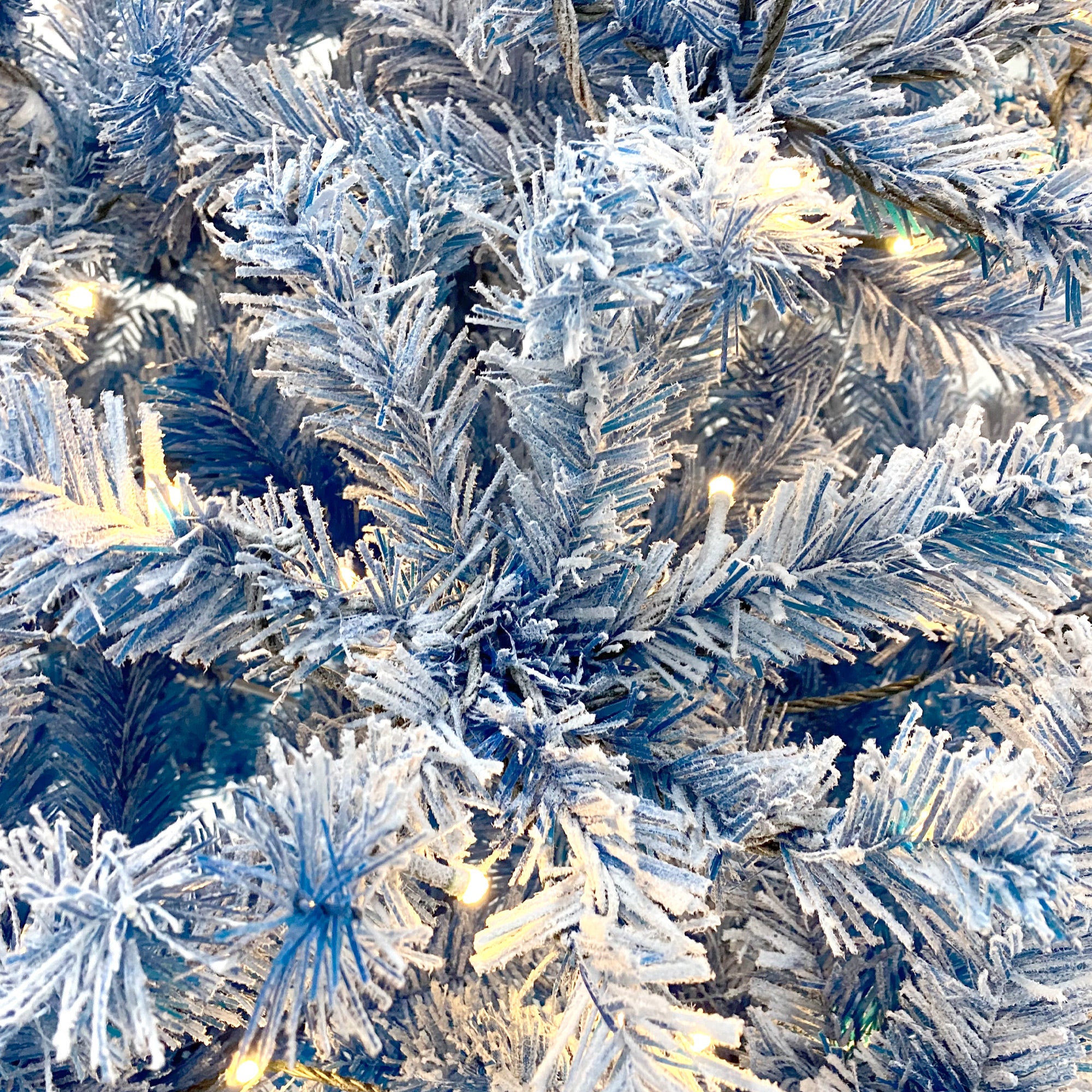 Sapin de Noël artificiel pré-allumé de 6 pieds avec chaîne à charnière, flocon de neige de sapin de Noël floqué avec 750 branches de Noël