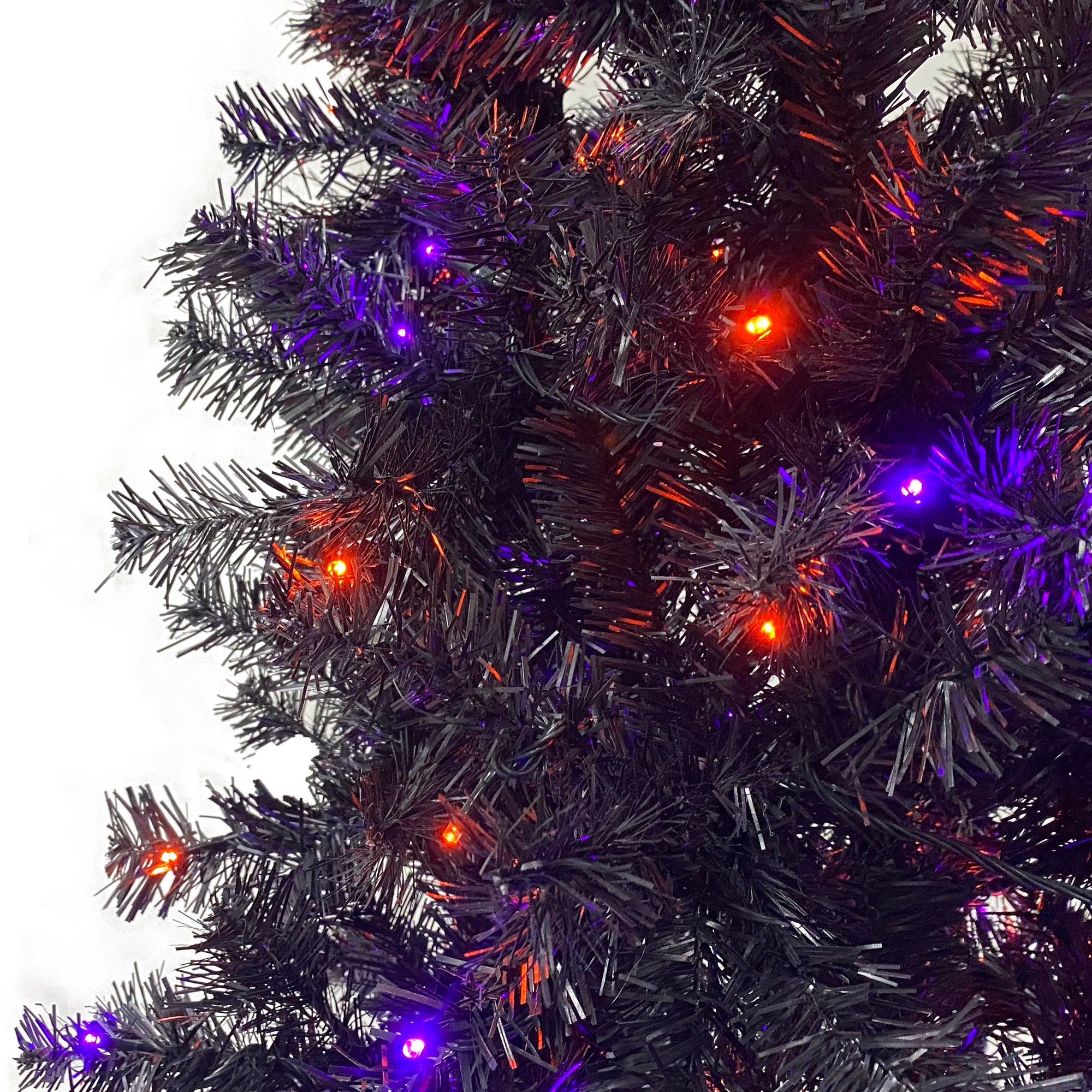 Sapin artificiel d'Halloween à sommet incurvé de 6 pieds, avec 1080 pointes de branches luxuriantes et 300 lumières LED dans un style de Noël et d'Halloween