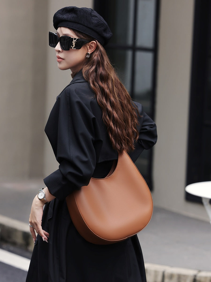 Sac à bandoulière simple en cuir véritable pour femme, sac de niche en forme de croissant, sac fourre-tout à bandoulière polyvalent et tendance
