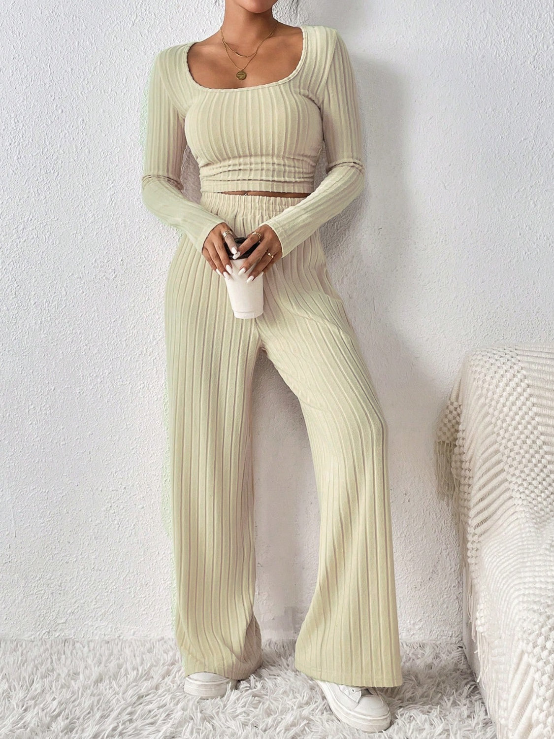 Ensemble haut à manches longues et pantalon à col rond