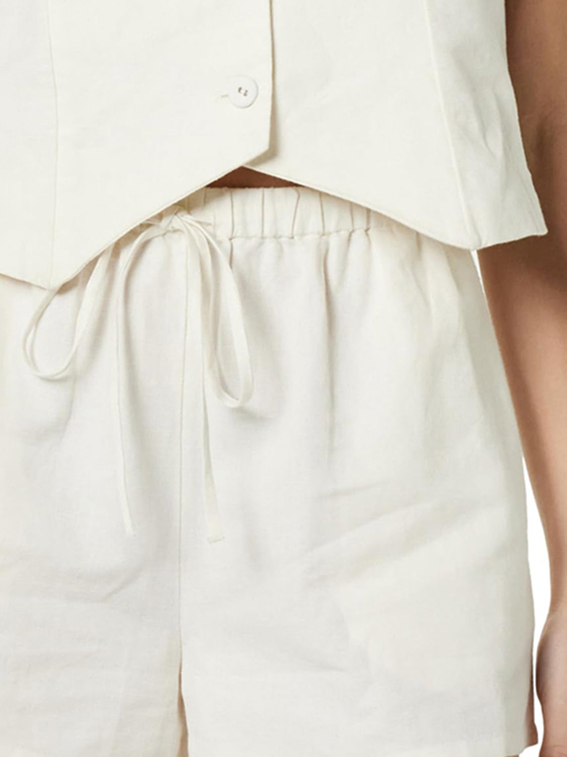 Ensemble haut boutonné à col en V et short à poches