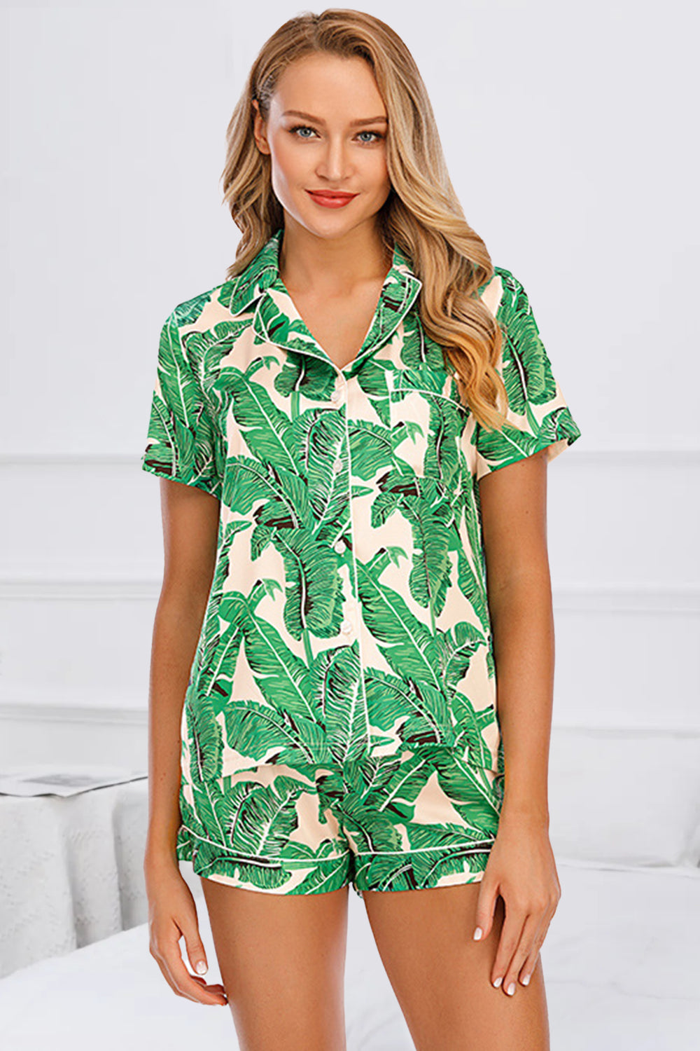 Ensemble de détente imprimé avec haut à manches courtes et short boutonnés