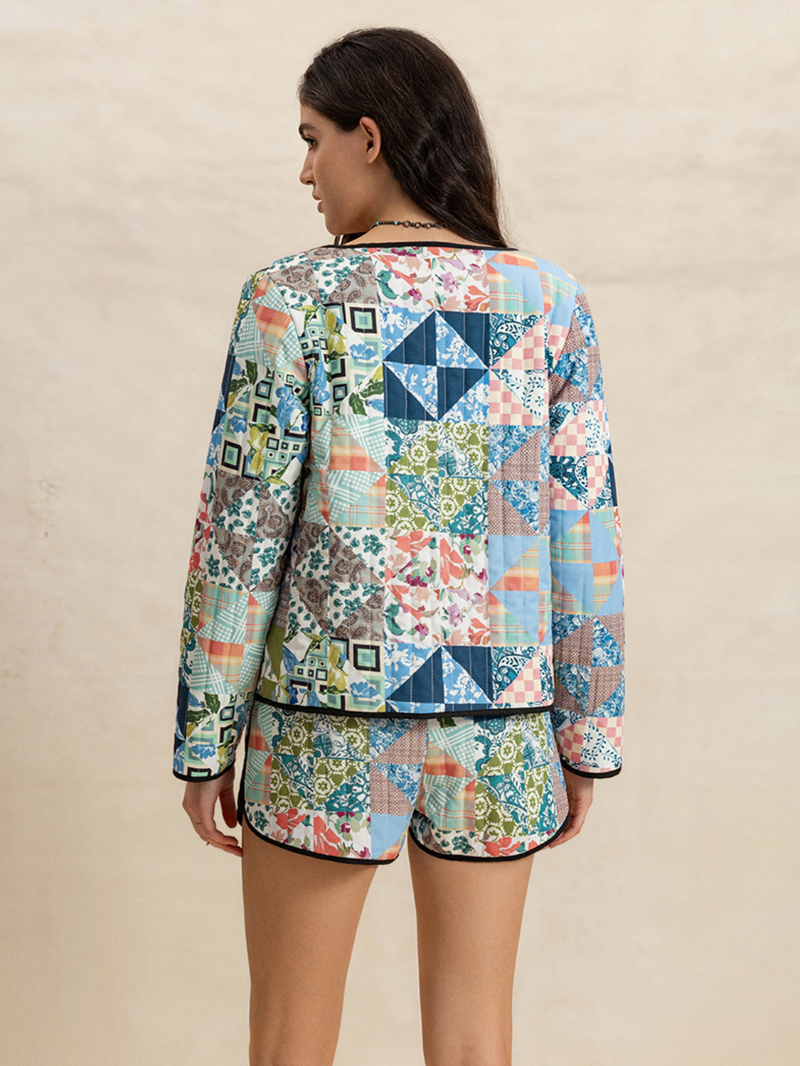 Ensemble short et survêtement à manches longues et boutons imprimés