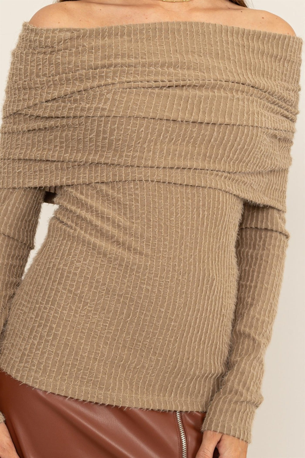 Haut en tricot texturé à épaules dénudées et duveteux HYFVE