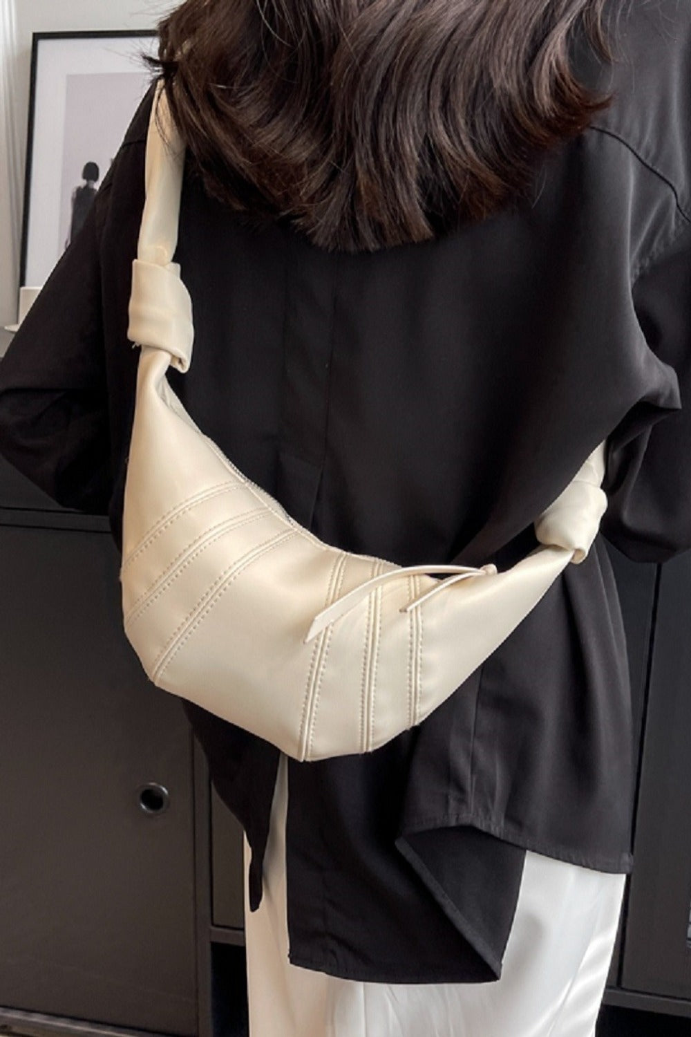 Sac bandoulière croissant en cuir vegan Zenana