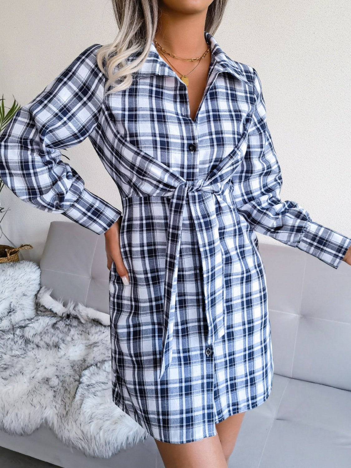 Robe chemise courte à carreaux et manches longues