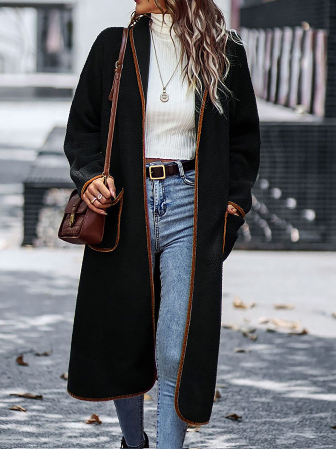 Manteau à manches longues avec bordure contrastée et poches