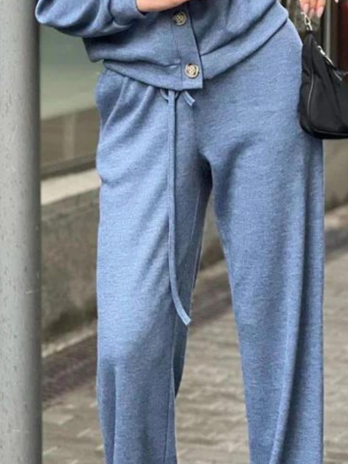 Ensemble haut à manches longues et pantalon boutonnés pleine grandeur