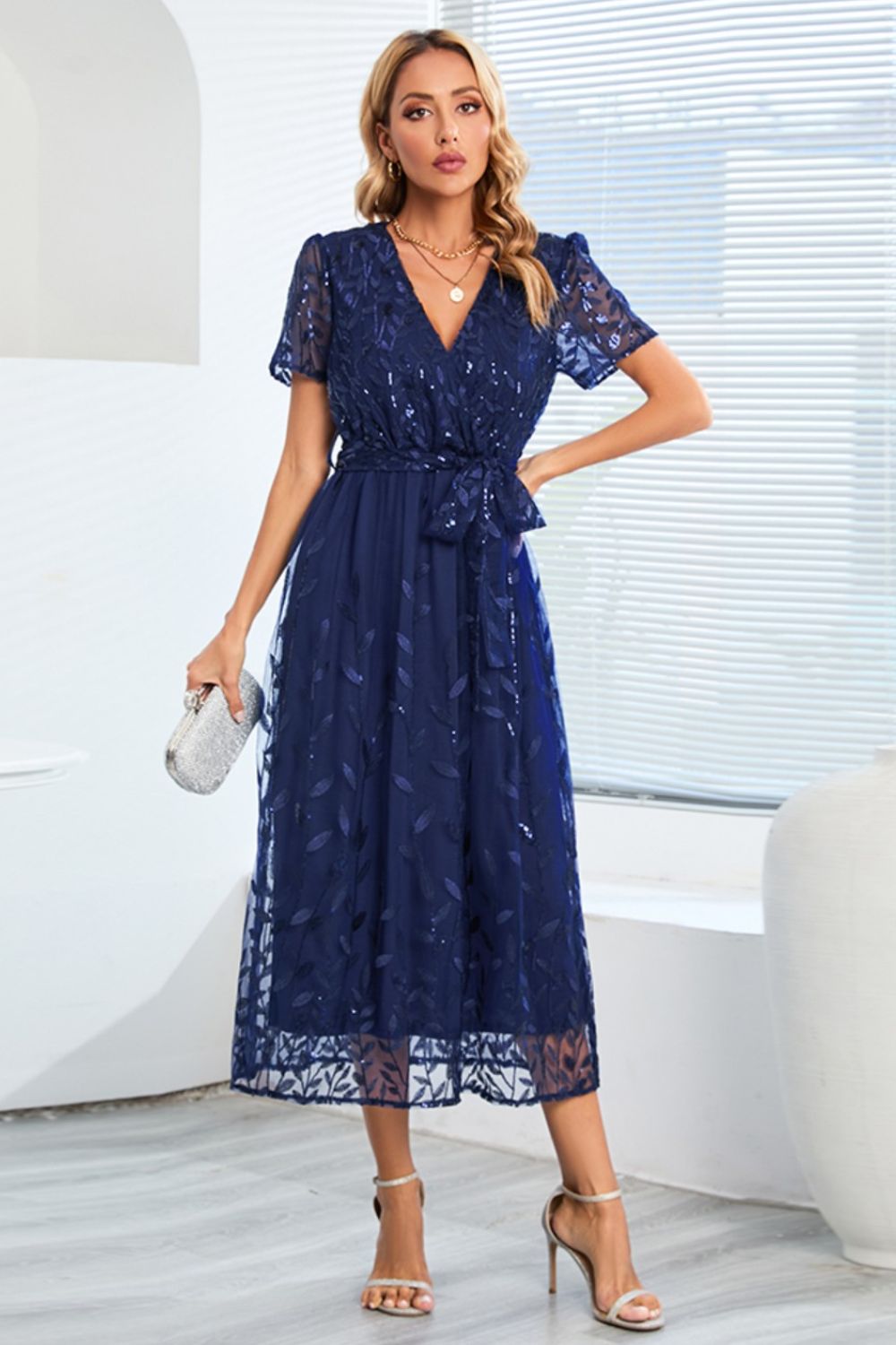 Robe à manches courtes avec broderie de feuilles à sequins et nœud sur le devant