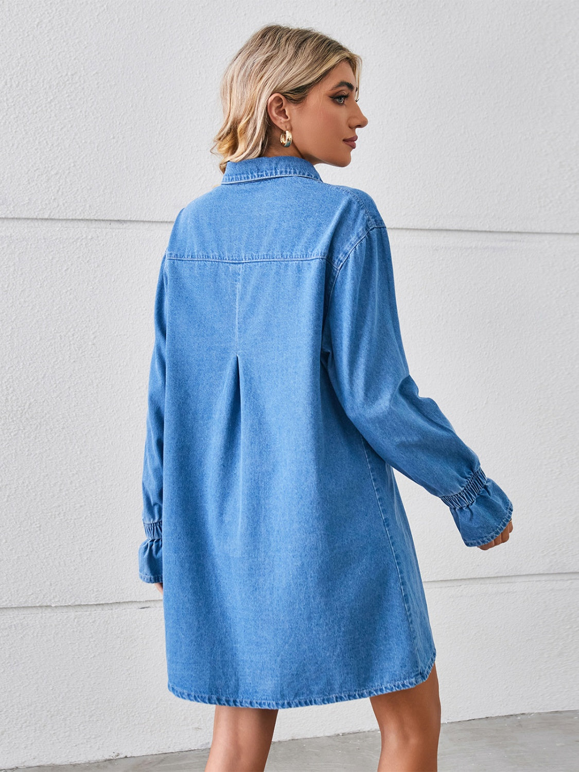 Mini-robe en jean à poches et épaules tombantes