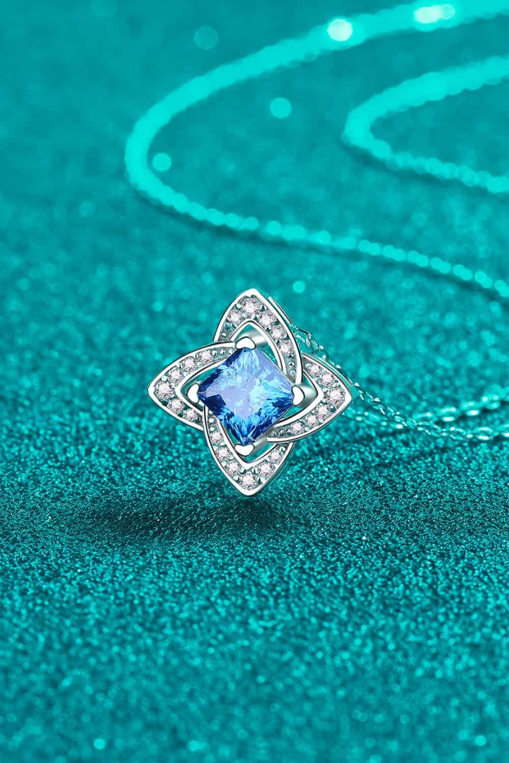 Collier avec pendentif floral en moissanite 1 carat