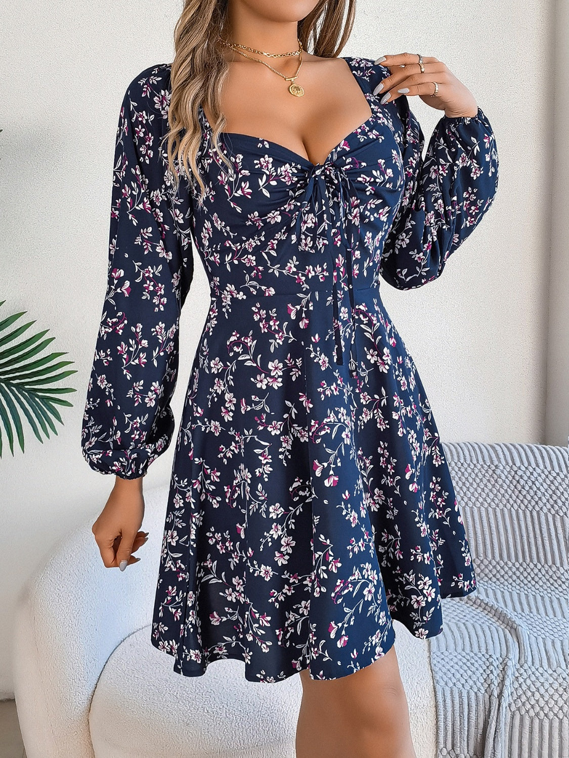 Mini-robe imprimée à col en cœur et manches ballon