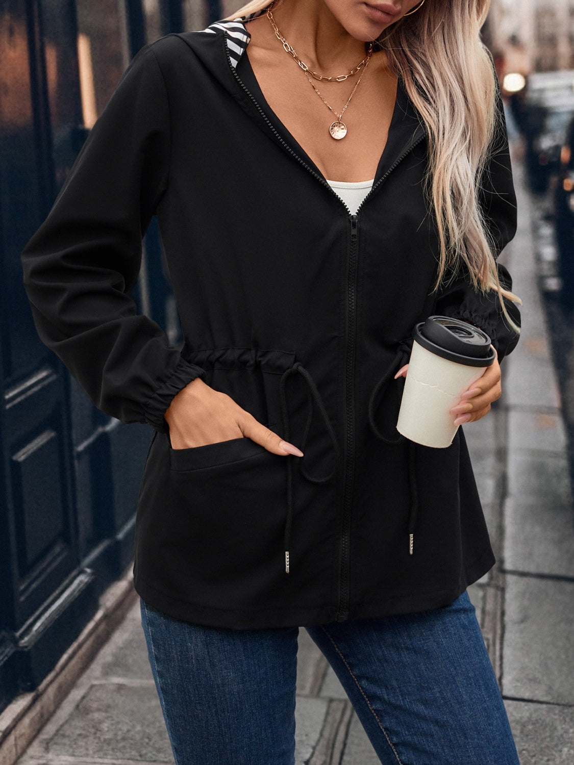 Veste à capuche zippée avec cordon de serrage et poches