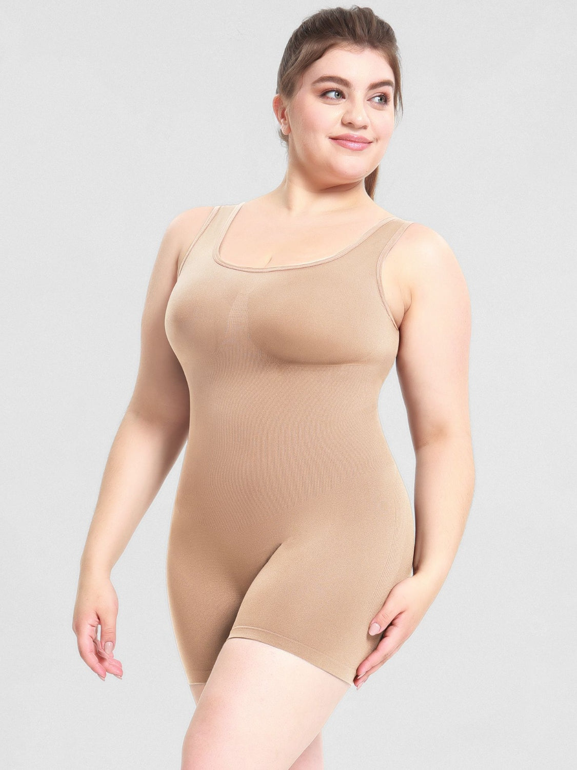 Combinaison moulante à larges bretelles et col rond