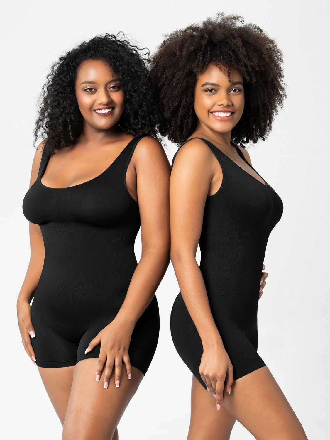 Combinaison moulante à larges bretelles et col rond