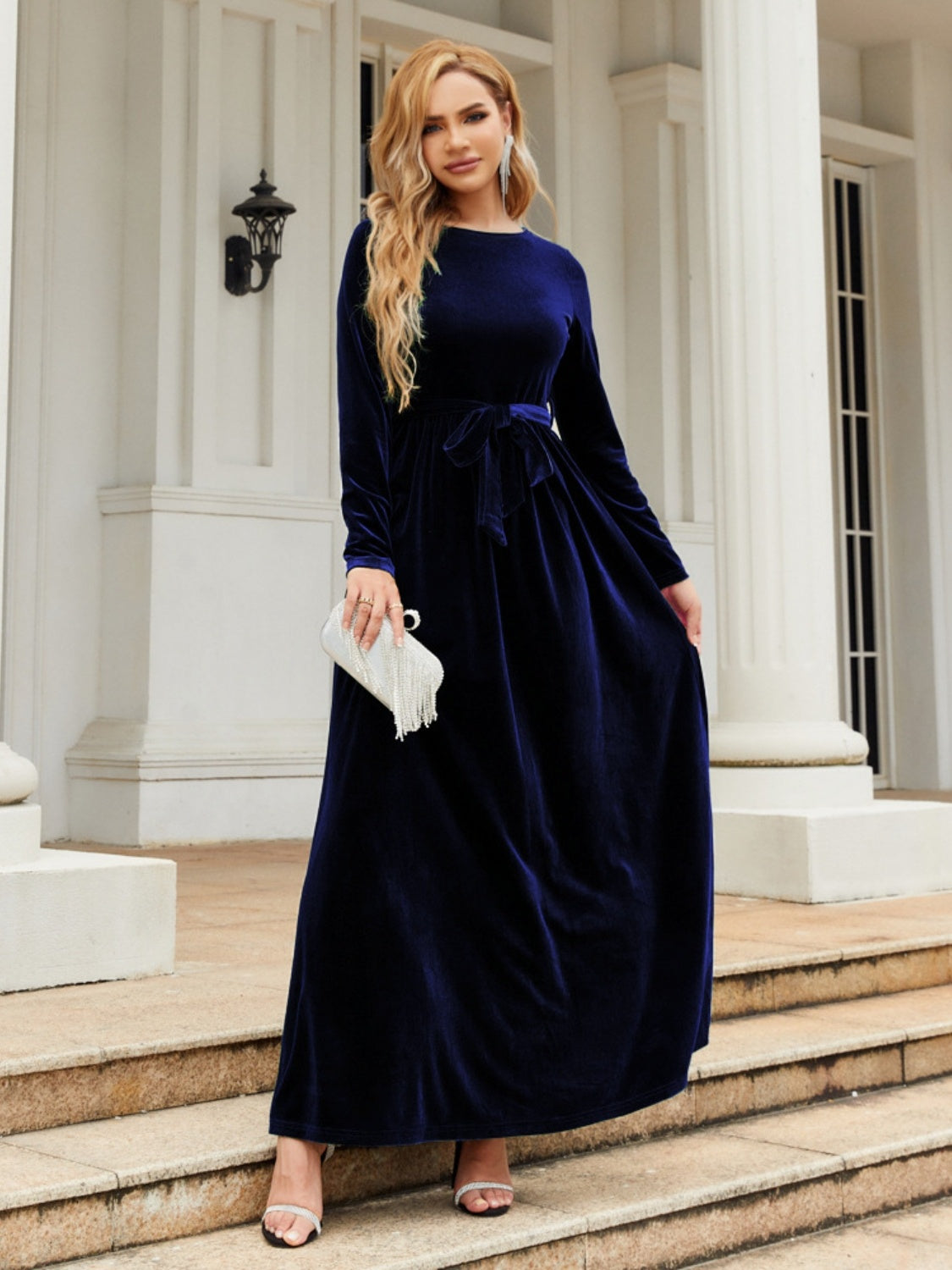 Robe longue à manches longues et col rond avec lien sur le devant
