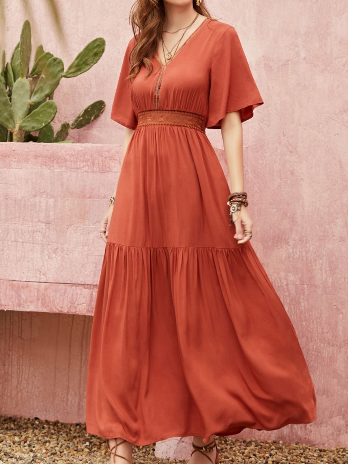 Robe mi-longue à col en V et manches mi-longues avec détails en dentelle