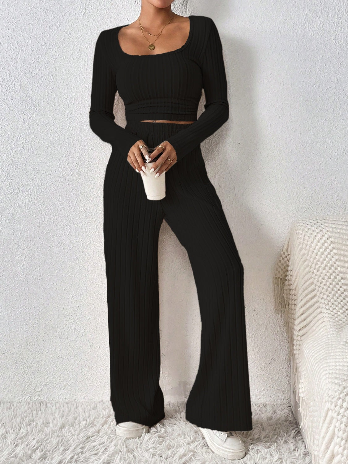 Ensemble haut à manches longues et pantalon à col rond