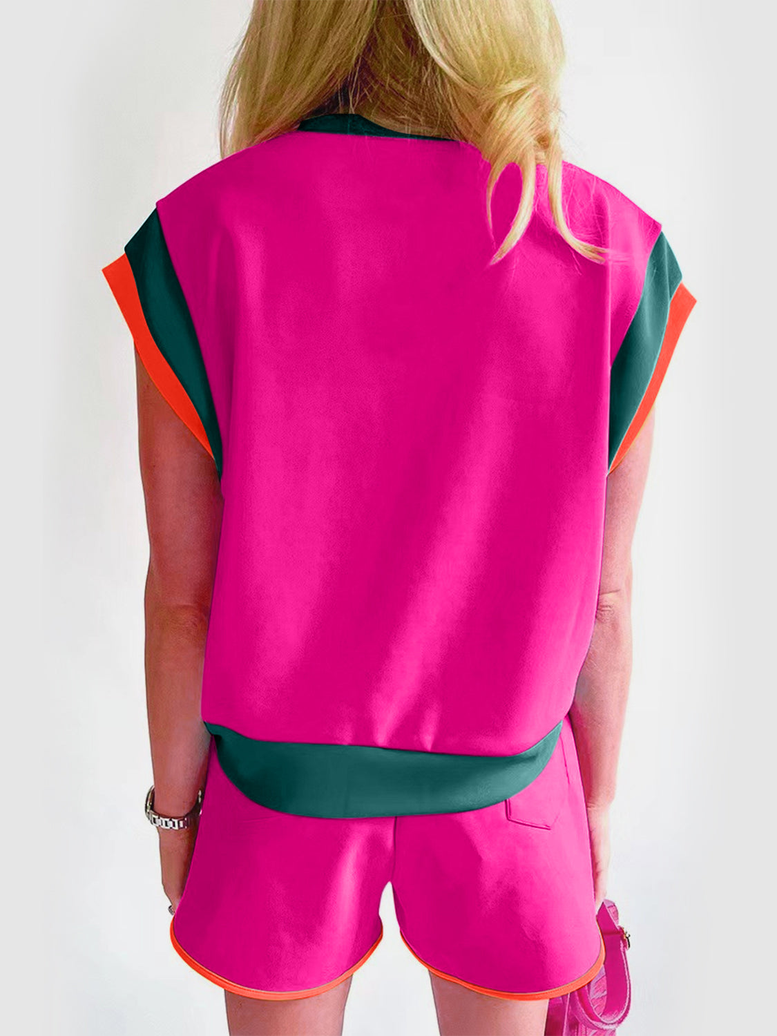 Ensemble haut et short à col rond contrasté