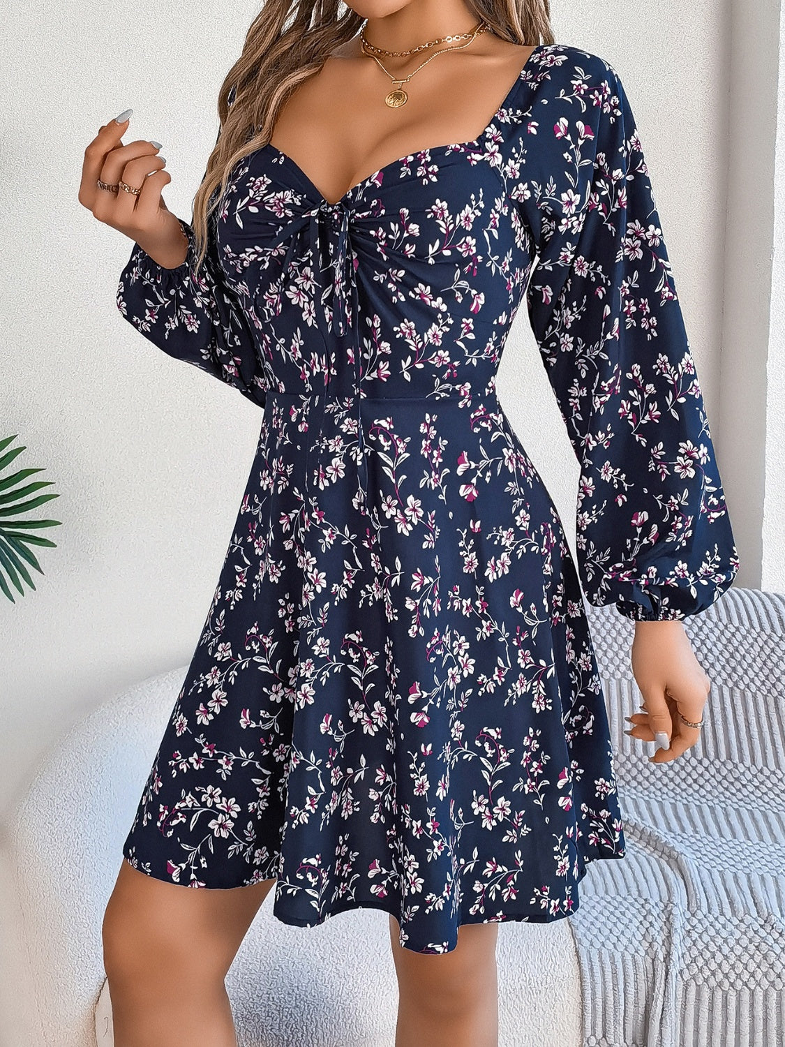 Mini-robe imprimée à col en cœur et manches ballon