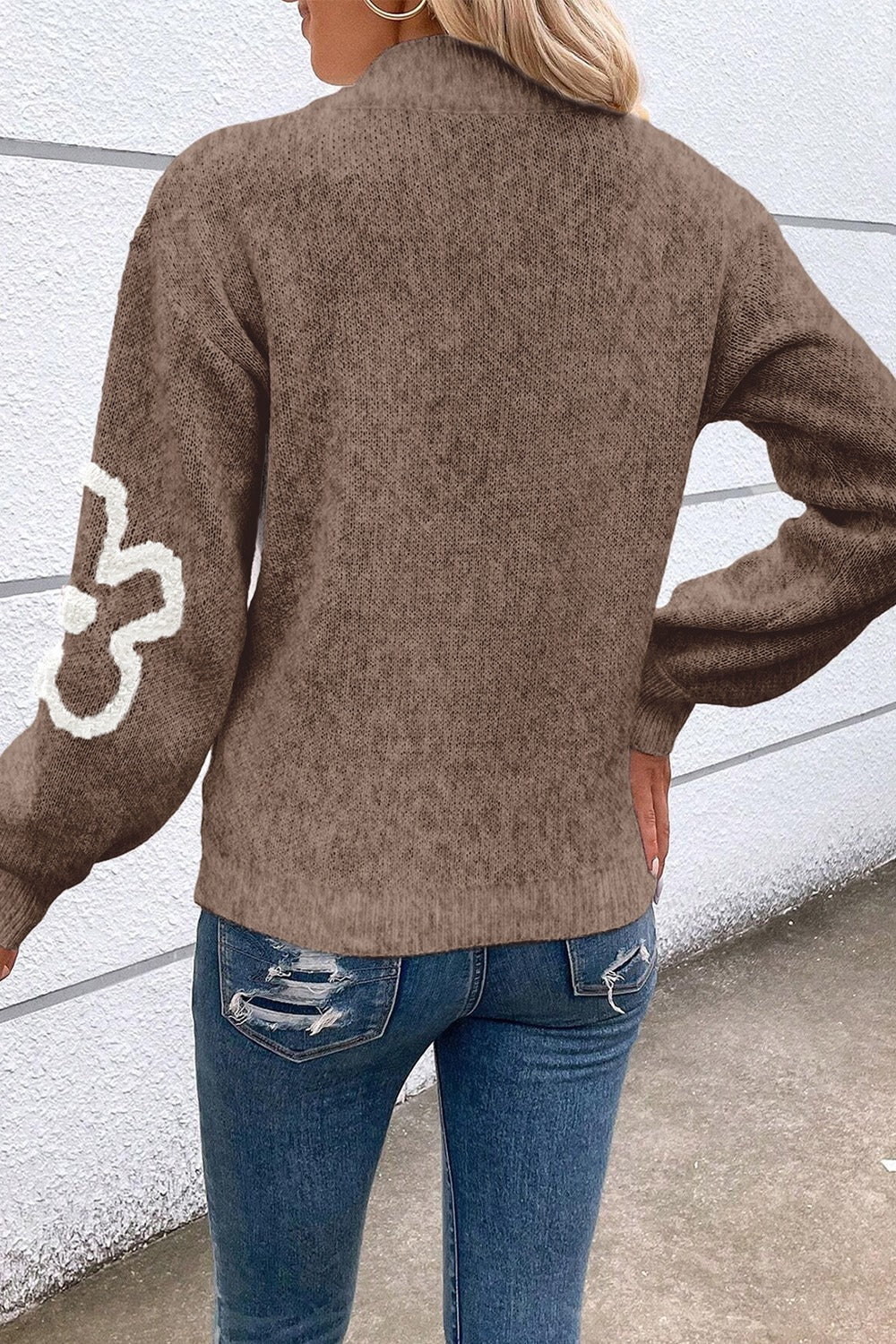 Pull fleuri à demi-fermeture éclair et épaules tombantes