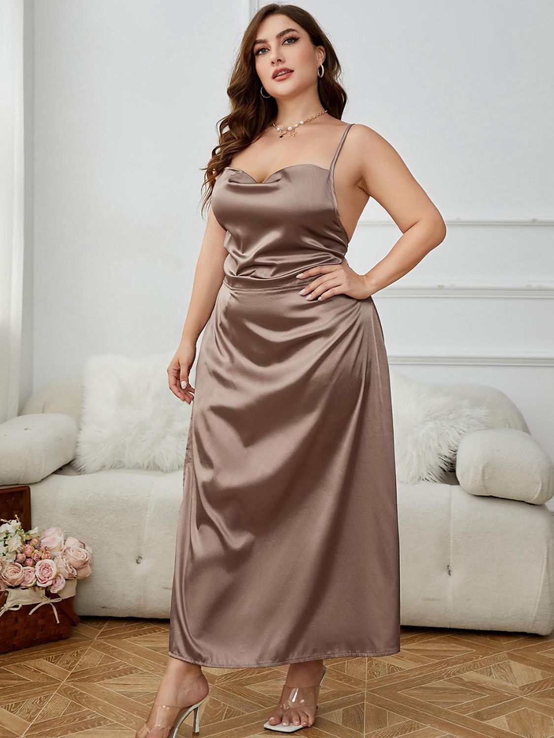 Robe de nuit fendue à bretelles spaghetti et lacets grande taille