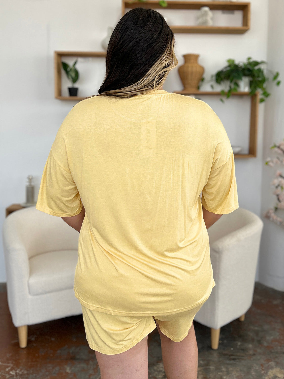 Ensemble t-shirt et short basiques Bae Bamboo à col rond et épaules tombantes