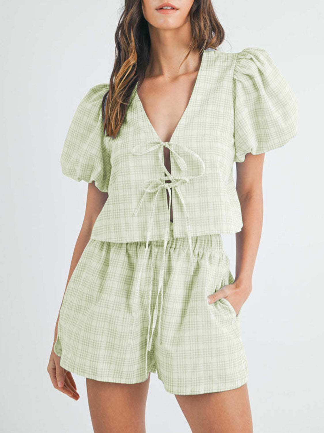 Ensemble haut à manches bouffantes et short à col en V