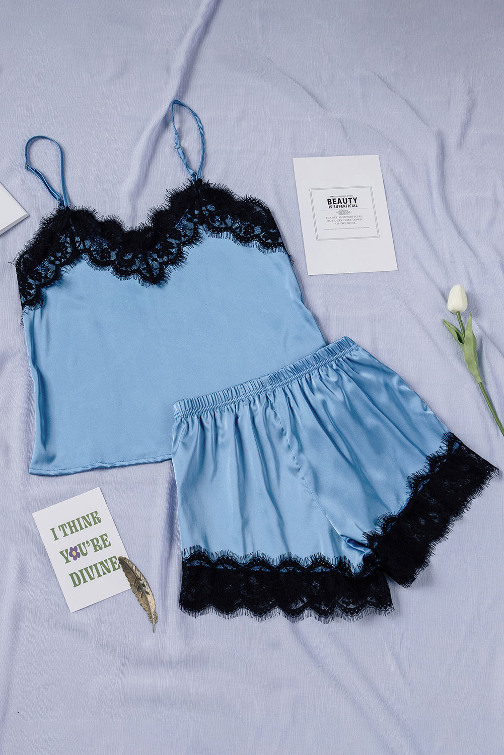 Ensemble de détente avec haut à bretelles spaghetti et short en dentelle